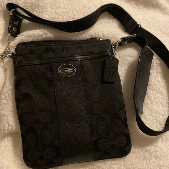 All black coach bag. Work a total of three times. - Picture 5 of 6